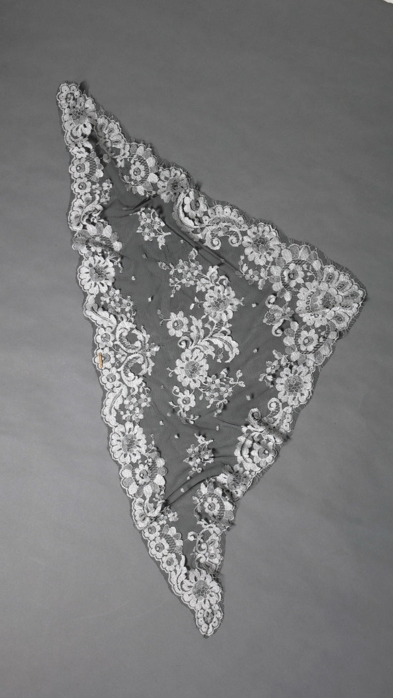 Delicate Lace scarf - Black & White