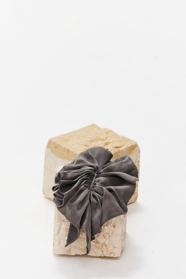 Silk ruffle hairclip - Grey